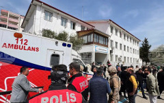 Майката на младежа, убил девет души при стрелба в училище в Турция, е поставена под арест