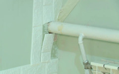 Напукани стени и падаща мазилка: лошото състояние на детската градина в с. Бенковски