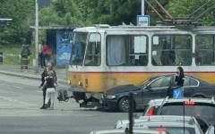 Голямо задръстване около Румънското посолство в София, след като кола се вряза в трамвай