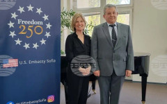 Учениците от клуба по роботика на Американския колеж в София "горят" в това, което правят, бил съм на тяхно място, каза инж. Петко Динев