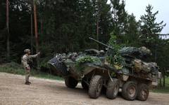 Конфуз с боеприпасите на новите машини "Страйкър" ще доведе до поевтиняване на поръчката