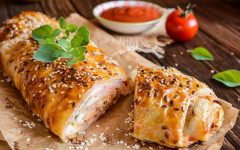 Бърза и вкусна закуска: Хрупкаво руло от бутер тесто, което всеки може да направи