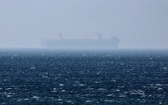 Първи пълен газов танкер проби блокадата на Ормузкия проток от началото на март