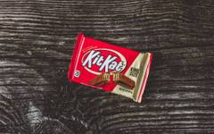 Тази опаковка на KitKat ви напомня да вдигнете глава от телефона, като блокира сигнала му