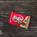 Тази опаковка на KitKat ви напомня да вдигнете глава от телефона, като блокира сигнала му