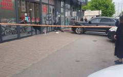 Кола помете двама души на тротоар в столичния ж.к. "Люлин"