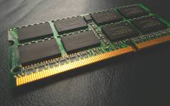 Този китайски производител дебютира с 64GB RDIMM памет, докато запасите на Samsung и SK Hynix привършват