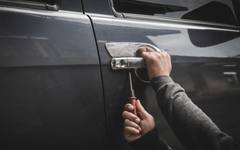 Шофьори увиват ключовете си в алуминиево фолио срещу кражби
