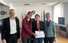 Министър Илиев връчи грамота на медалистката от Спешъл Олимпикс Дарина Богданова