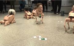 Роботизирани кучета с лицата на Джеф Безос и Марк Зукърбърг на изложба в Берлин