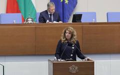 Президентът Йотова с признание от трибуната на НС: Служебното правителство се справи