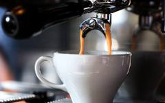 AI шеф: Как чатботът Мона управлява европейско кафене?