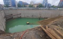 Кадър на деня: Строителна техника е изцяло потопена във вода на обект в София
