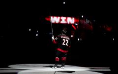 Каролина тръгна с класика в четвъртфиналната серия срещу Филаделфия в NHL