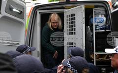Британската полиция разследва предполагаеми престъпления от омраза на големите протести в Лондон