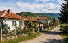 Имотен бисер до София. Евтини къщи в разкошно село