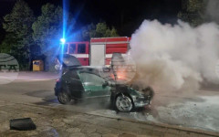 Лек автомобил се запали на централен булевард в Търговище