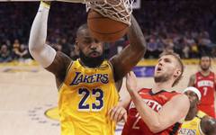 Хюстън оцеля срещу Лейкърс и върна интригата в серията