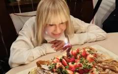 Лили Иванова отново празнува рождения си ден с въпросителен знак на тортата