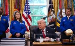 Тръмп очаква американските астронавти да кацнат на Луната до края на мандата му