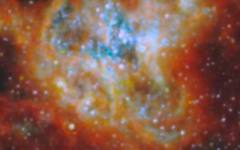 Космическа симфония от светлина: Hubble и JWST разкриват раждането на хиляди звездни купове