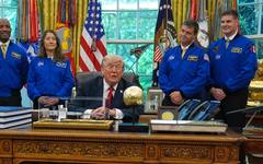Тръмп се срещна с астронавтите от "Артемис II" в Белия дом