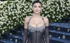 Кайли Дженър позира топлес за новата си марка дрехи (СНИМКИ+ВИДЕО)