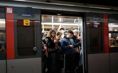 Рязко спиране на метро в Милано рани пътници - човек се озова на релсите