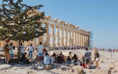 Нарастващият туристически поток в Атина предизвика спор между кмета на града и правителството