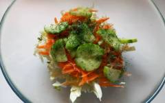 Тайните в приготвянето на "заешката салата", което я прави нещо повече от зеле с моркови