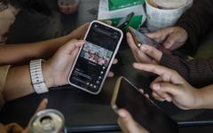 Смартфоните и интернет са ускорили спада на раждаемостта по света