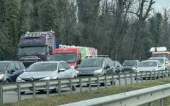 ТИР се обърна на магистрала "Хемус", движението е затруднено