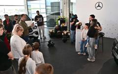 Карлос Насар избра шоурума на Mercedes-Benz за среща с феновете