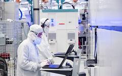 Intel е на крачка от производство на чипове за Apple