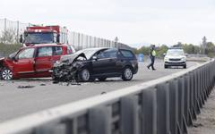 Трима души са пострадали при катастрофа между три коли на Северната скоростна тангента в посока Ботевград, движението е ограничено