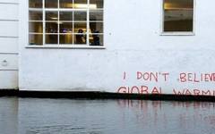 Венеция бавно потъва