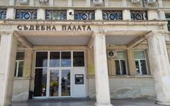 Съдът остави под домашен арест надзирател, обвинен в подкуп