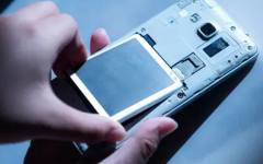 Телефоните да имат батерии, които можем сами да сменяме: Нови правила на ЕС от 2027 г.