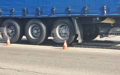 Движението по пътя между София и Кюстендил в местността Стражата се осъществява в една лента, поради аварирал тир