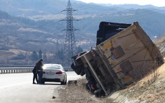 Двама пострадаха при катастрофа на тир и кола на АМ "Тракия" в Пазарджишко