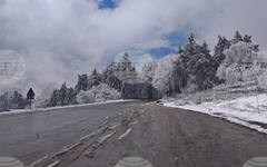 Движението по прохода Шипка се осъществява нормално въпреки снеговалежа, пътят е почистен