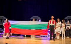 Ученици и преподаватели от Неврокопската професионална гимназия "Димитър Талев" в Гоце Делчев представиха ревю-спектакъла "Нишка на времето"