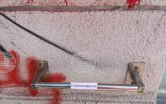 Преподавател в университета в сръбския град Нови Сад е нападнат заради разлепване на стикер "Студентите побеждават"