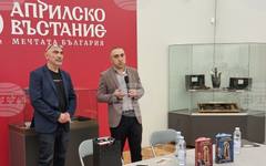 Журналистът Росен Петров представи в Перник двете части на книгата си "Нека помним. Истории от историята"