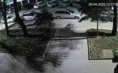 Камери заснеха как деца чупят кола на инвалидно място в София