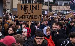 Хиляди германски ученици излязоха на протест срещу военната служба