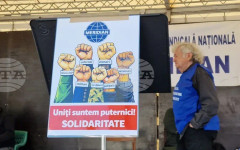 Хиляди хора протестират срещу строгите мерки за икономии пред сградата на румънското правителство в Букурещ