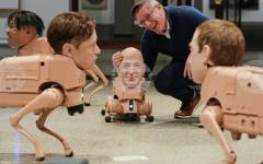 Кучета роботи с глави на Мъск и Зукърбърг се разхождат на нова изложба в Берлин