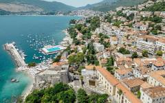 Уникален морски град сложи стълби вместо улици