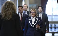 Като на изпит: Йотова изпоти най-младия депутат в ДПС